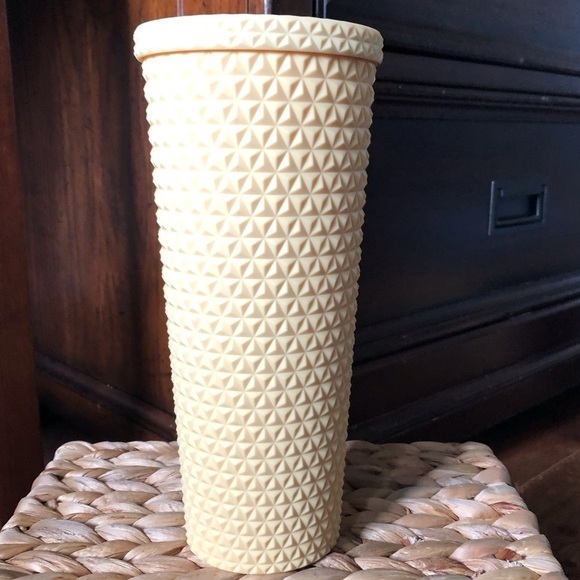 Light yellow diamond studded tumbler with lid - Picture 2 of 4